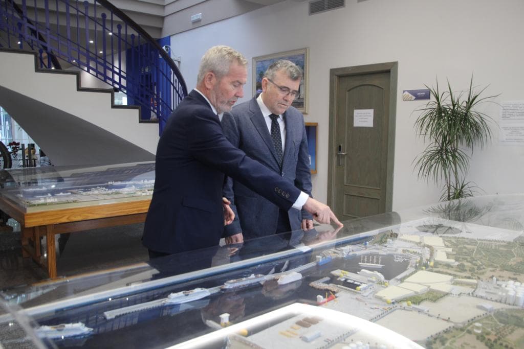 El presidente del Puerto de Motril plantea al nuevo subdelegado los proyectos necesarios para el desarrollo portuario
