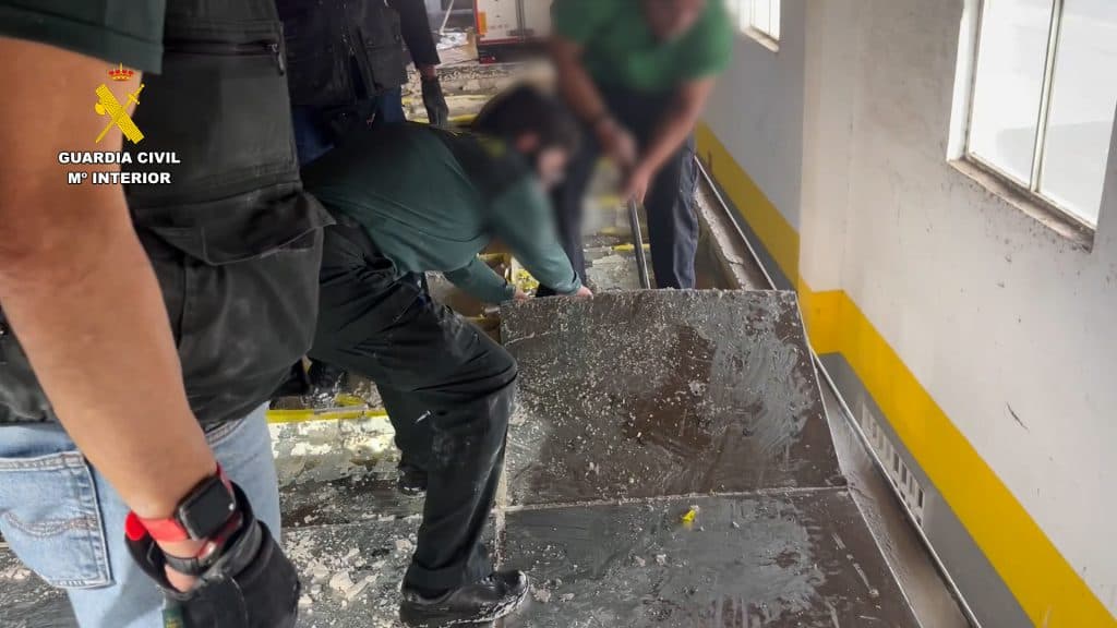 Intervenidas más de cuatro toneladas de hachís en dobles fondos de dos camiones en el Puerto de Motril