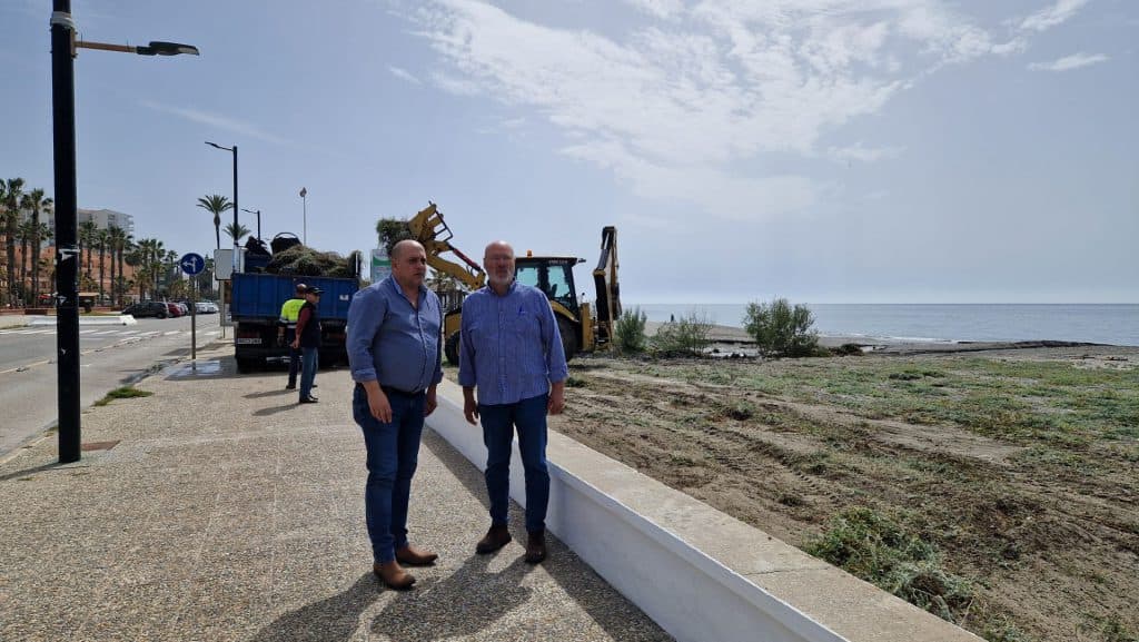 Salobreña ultima la puesta a punto de sus playas y centro histórico de cara a la Semana Santa