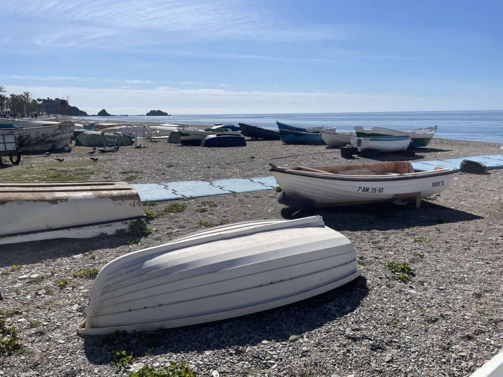 Los barcos indocumentados o sin matrícula serán retirados de las playas de Almuñécar