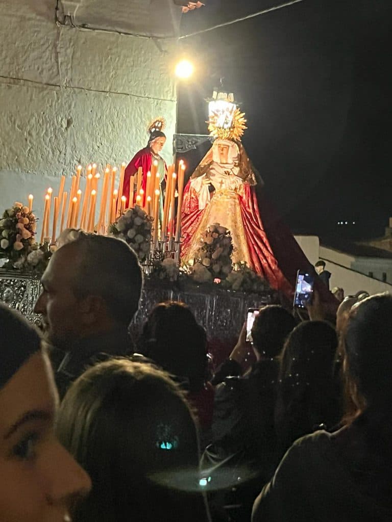 LAS PENAS GRATIFICA SU PASO PROCESIONAL POR EL CASCO ANTIGUO EL DÍA DEL JUEVES SANTO
