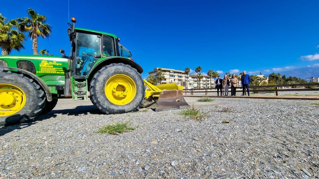 Trabajos de puesta a punto de las playas motrileñas de cara a Semana Santa