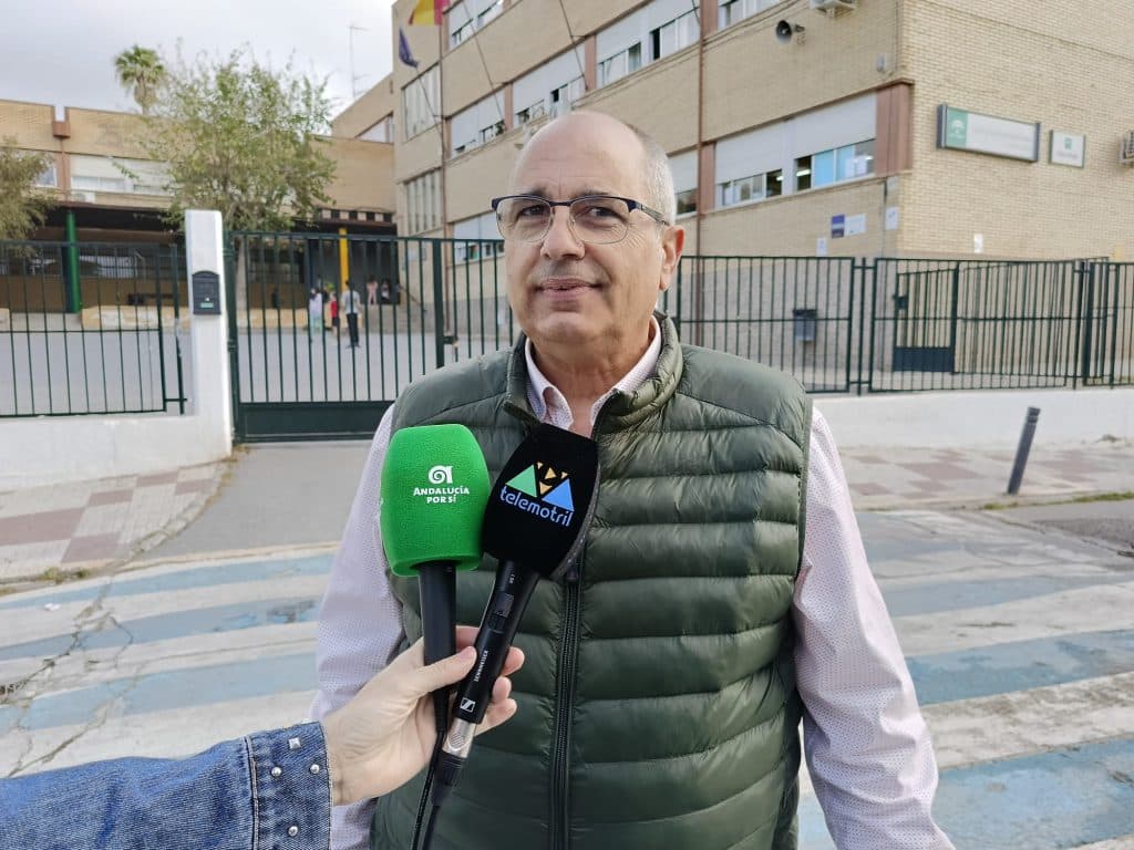 AxSí denuncia la falta de mantenimiento en el colegio Francisco Mejías por la ausencia de conserje