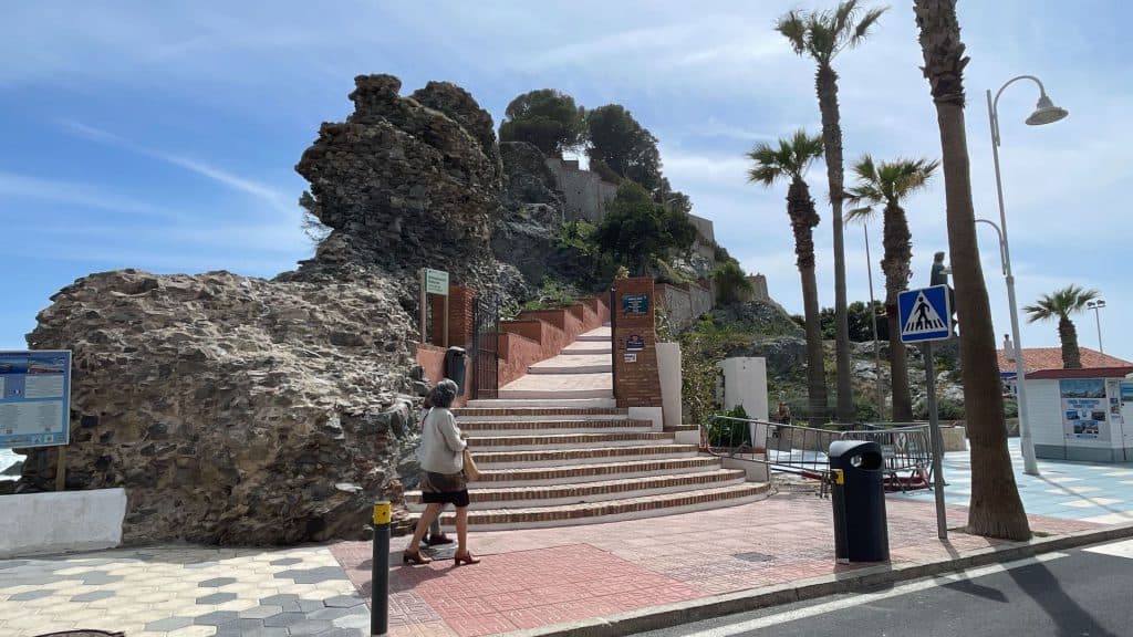 El peñón del Santo cerrará unos días por las obras de renovación del acerado de acceso