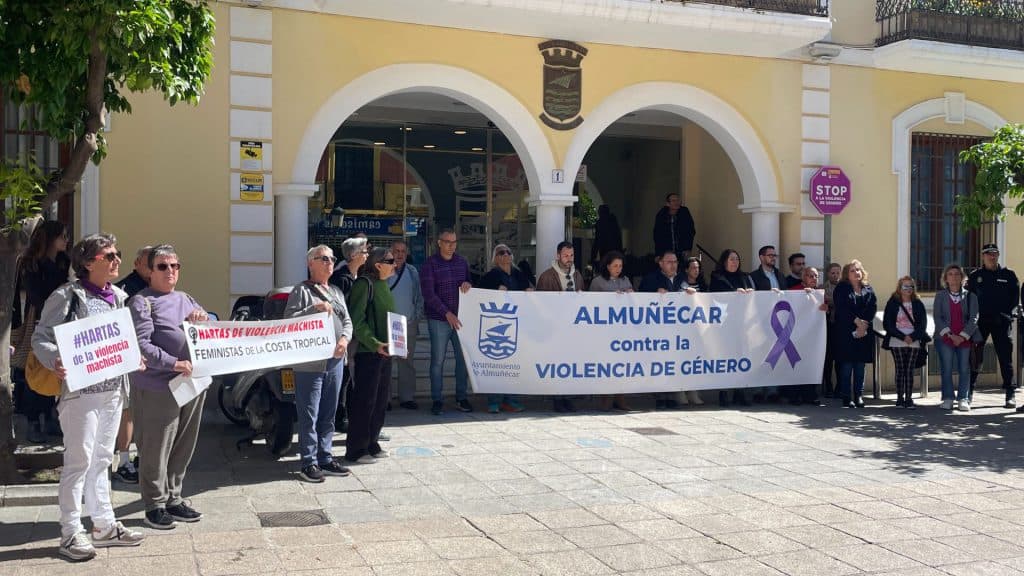 Almuñécar guarda 5 minutos de silencio por las víctimas de Violencia de Género