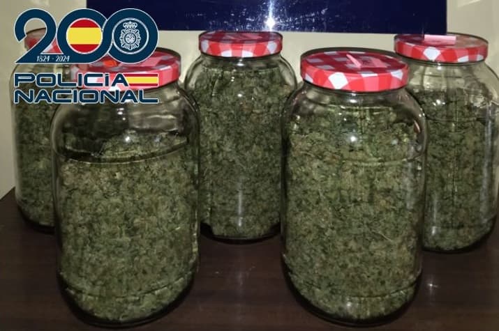 La Policía Nacional detiene a dos individuos con cerca de un kilo de marihuana escondida en tarros