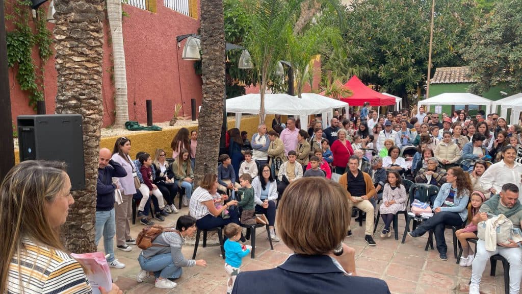 La II Feria del Libro reunió a cientos de sexitanos en la plaza de Marruecos