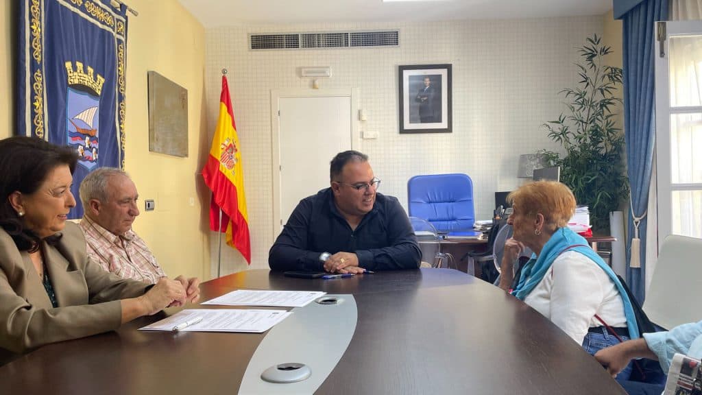 Los almuñequeros Fernando Muñoz y Encarnación Guerrero ya tienen las llaves de sus viviendas en el complejo de la Tercera Edad