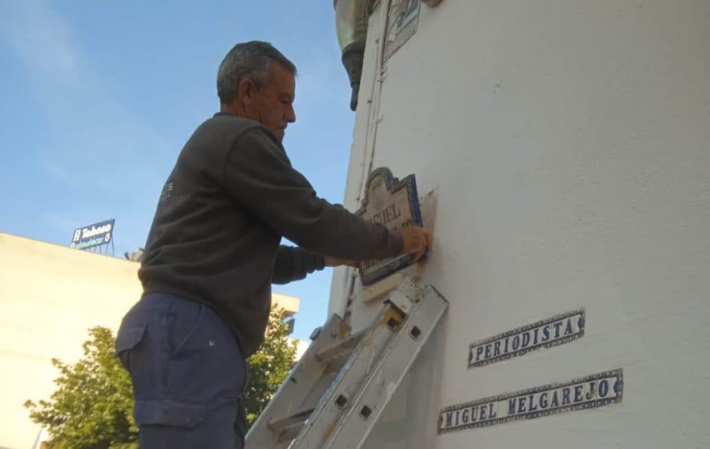 El Ayuntamiento de Almuñécar coloca más de 120 placas en calles, plazas y avenidas