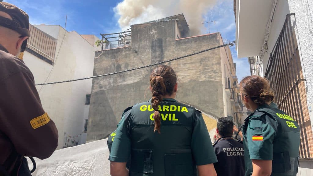 Los Bomberos de Almuñécar sofocan un incendio en calle Derrumbadero