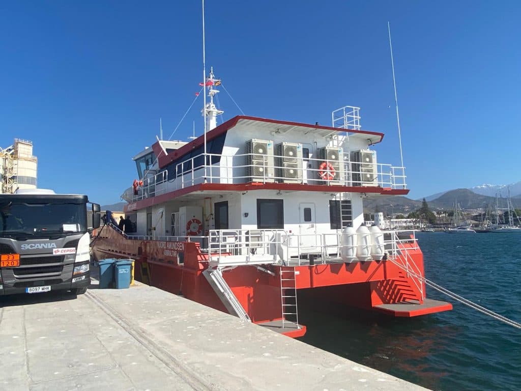 Escala técnica en el Puerto de Motril de un remolcador de altura de reciente construcción