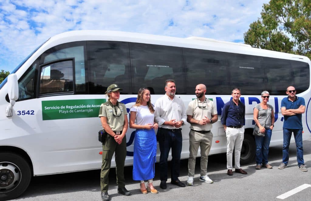 La Junta inicia una temporada más el servicio de lanzadera para usuarios de la playa de Cantarriján
