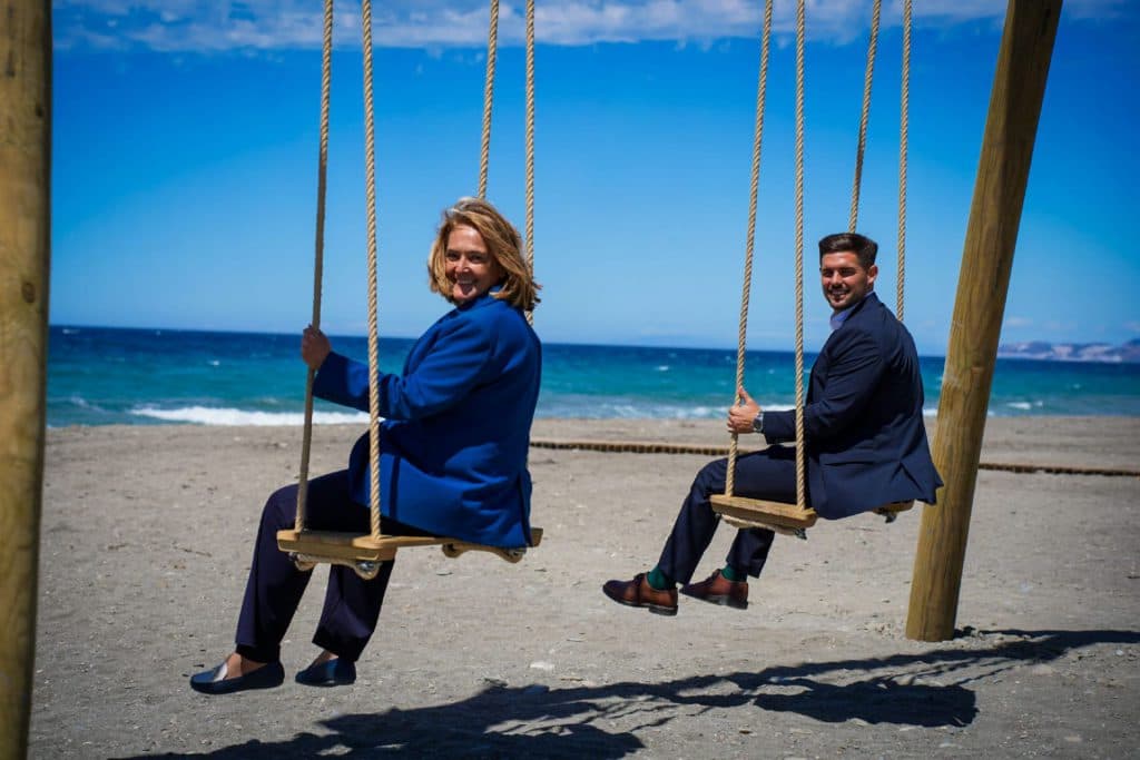 Motril inaugura dos columpios miradores en Playa Granada y del Cable