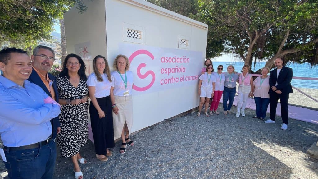 El Ayuntamiento de Almuñécar y la AECC convierten El Pozuelo en una playa de prevención contra el cáncer