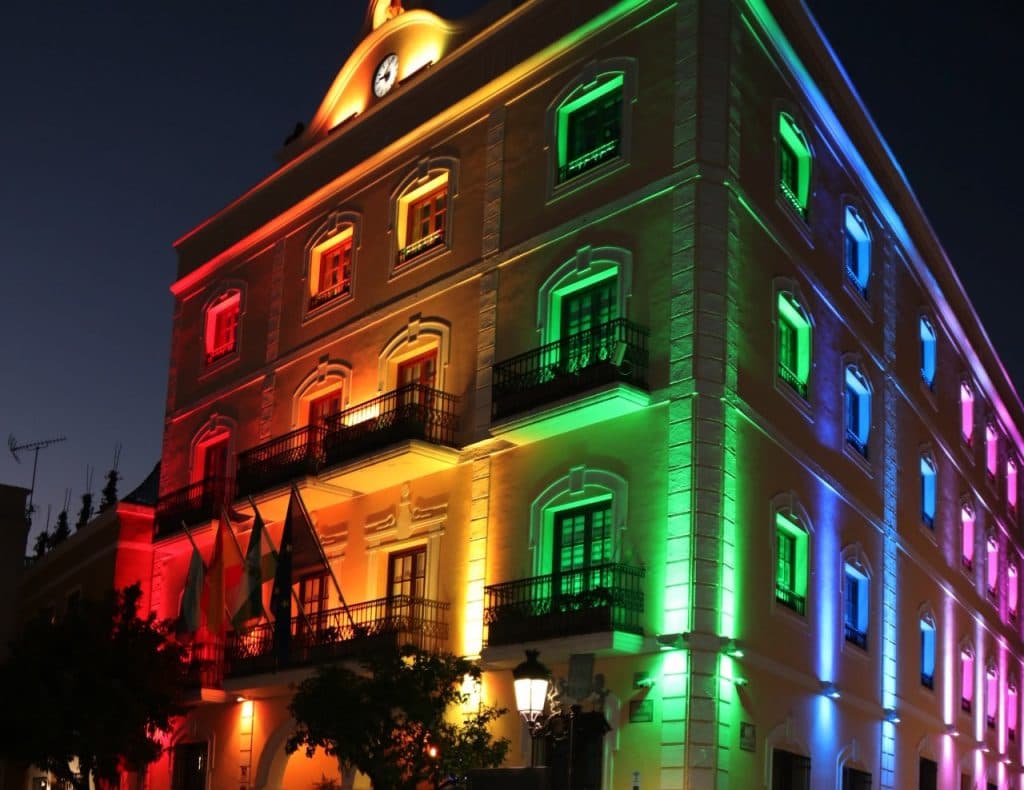 Almuñécar ilumina la fachada del Ayuntamiento con la bandera arcoíris