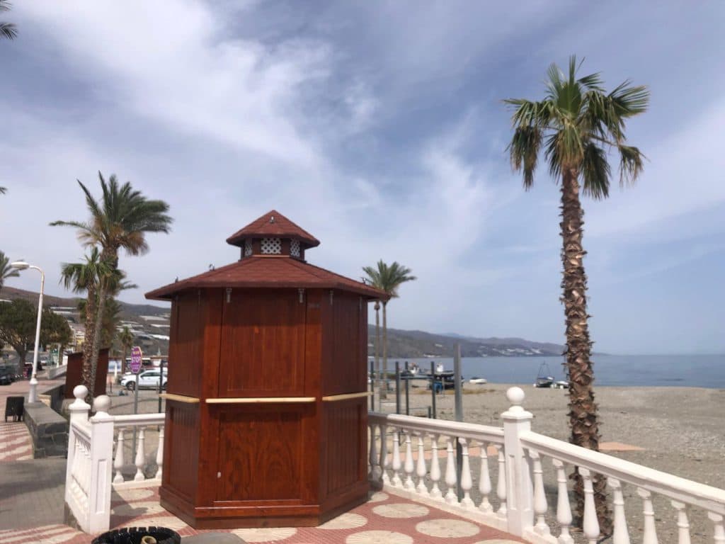 Castell de Ferro refuerza su oferta turística con un nuevo punto de información en su playa urbana