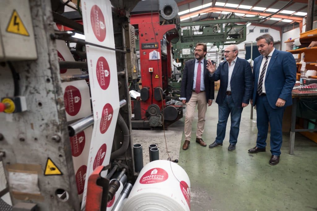 La Junta destaca la trayectoria empresarial de Granaplast en el mercado de las bolsas y el embalaje de plástico