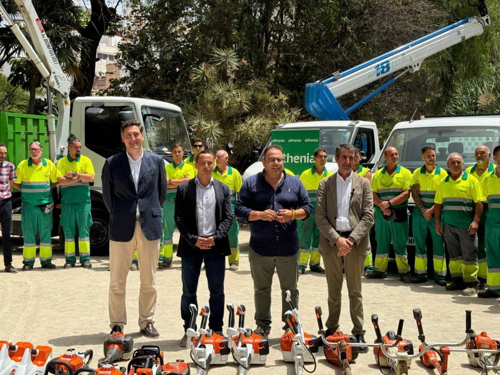 La nueva empresa de parques y jardines de Almuñécar aporta nuevos vehículos y maquinaria y más personal