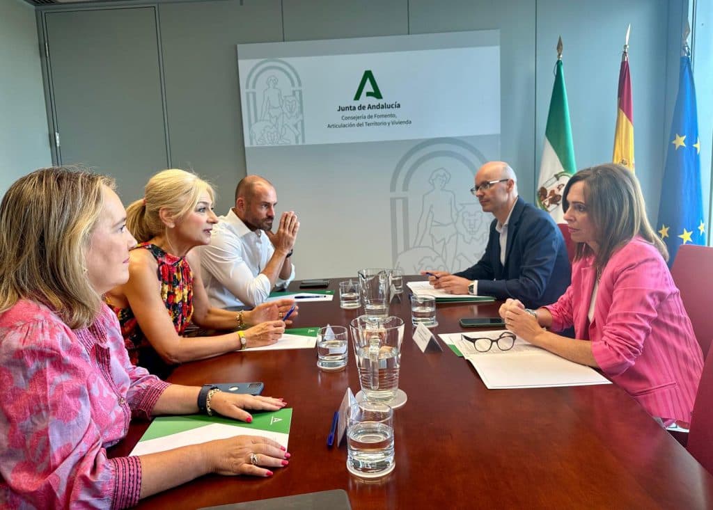 Educación y Fomento analizan la situación del transporte escolar en Andalucía