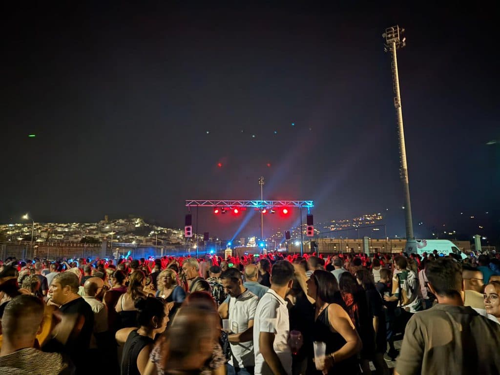El festival “Rebobina” congrega a miles de personas al ritmo de la música de los 90