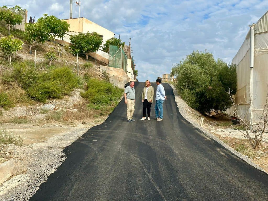 60.000 euros del PFEA permiten el asfaltado y mejora del motrileño camino de los Coscurros