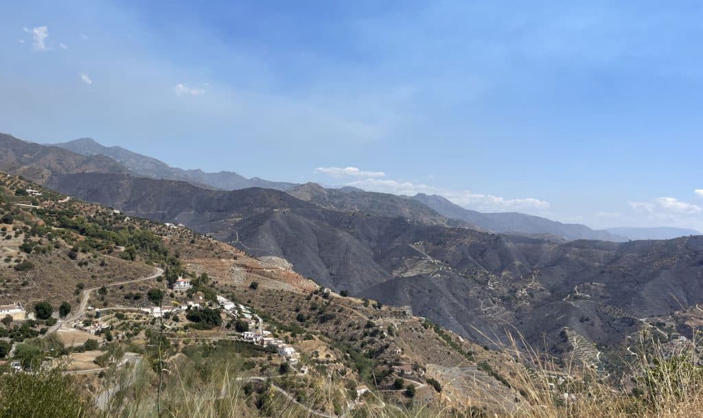 Las fincas de menos de 10 hectáreas están exentas del pago de la tasa por la extinción del incendio forestal de Peña Escrita