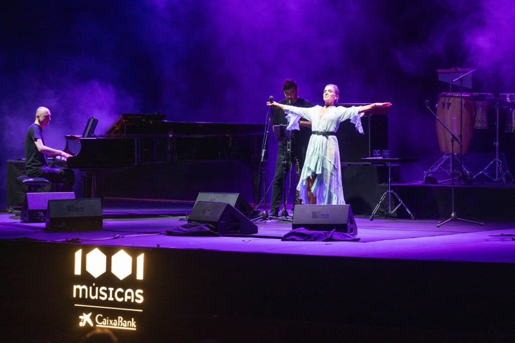 La extraordinaria voz de Noa llena de paz el Teatro del Generalife