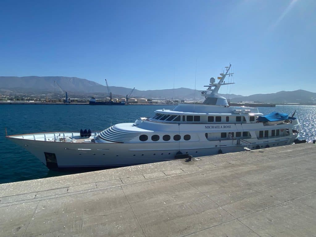 Un megayate de 50 metros de eslora atraca en el Puerto de Motril
