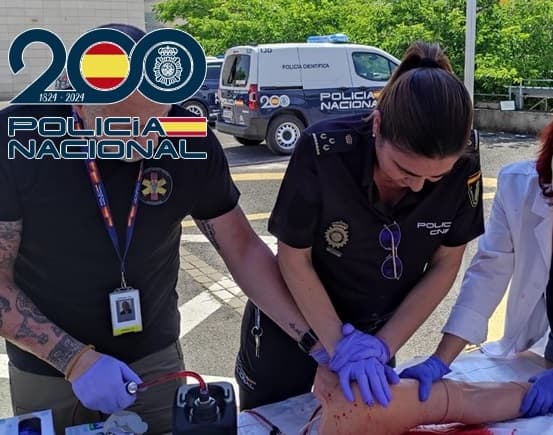 Un agente de la Policía Nacional, libre de servicio, libera en Granada a un octogenario atrapado en su domicilio tras una caída