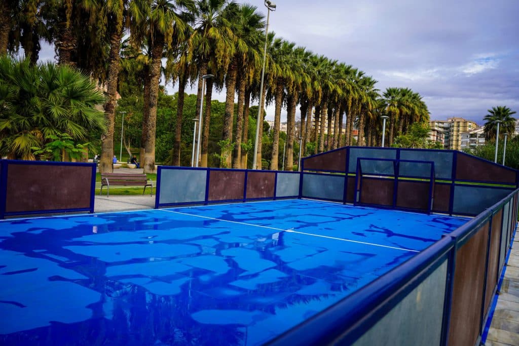 El Ayuntamiento amplía el Parque de los Pueblos de América de Motril e instala una nueva pista deportiva de fútbol 3×3