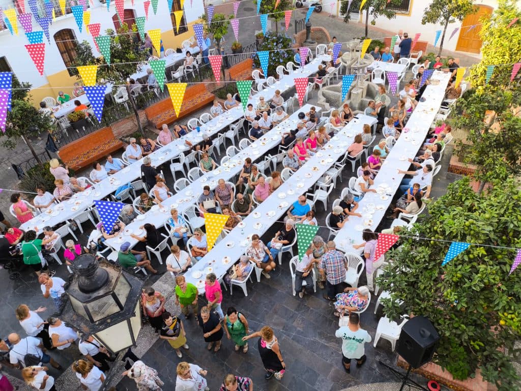El chupinazo marca el inicio de las Fiestas del Rosario en Salobreña