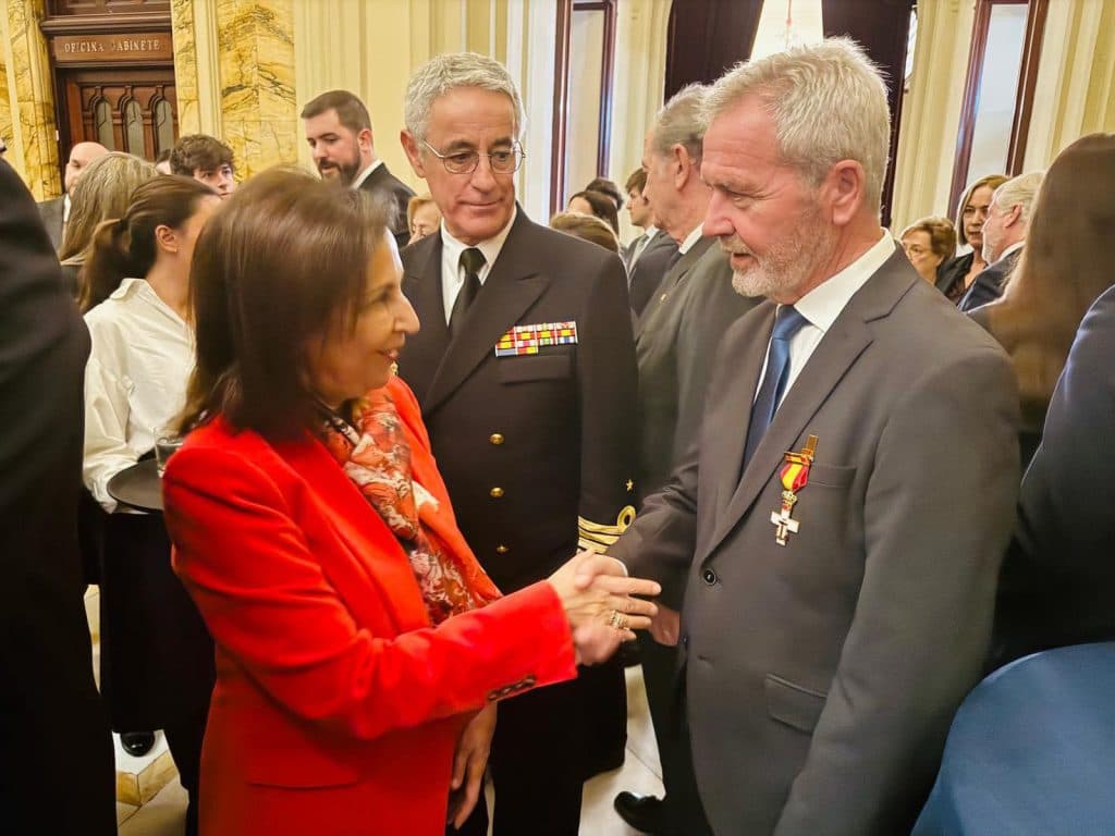 José G. Fuentes recibe la Cruz al Mérito Naval con Distintivo Blanco «en reconocimiento al trabajo y atención que reciben los buques de la Armada cada vez que visitan el Puerto de Motril»