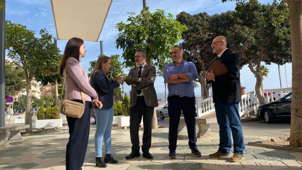 Gualchos dispone de toldos en su zona comercial gracias al programa Arcotur de la Diputación de Granada