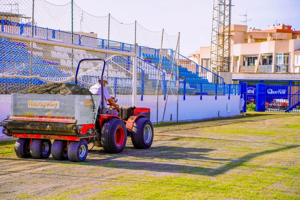El Ayuntamiento acomete la resiembra completa del Estadio Municipal Escribano Castilla