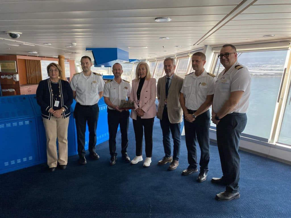 El crucero Norwegian Pearl hace su primera escala en el Puerto de Motril con 2.351 pasajeros y 1.023 tripulantes