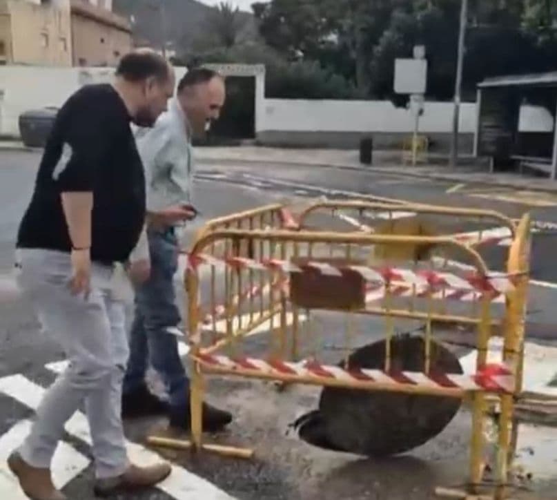 El Ayuntamiento realiza obras de mejora para para evitar la inundación de la rotonda de entrada a Lobres
