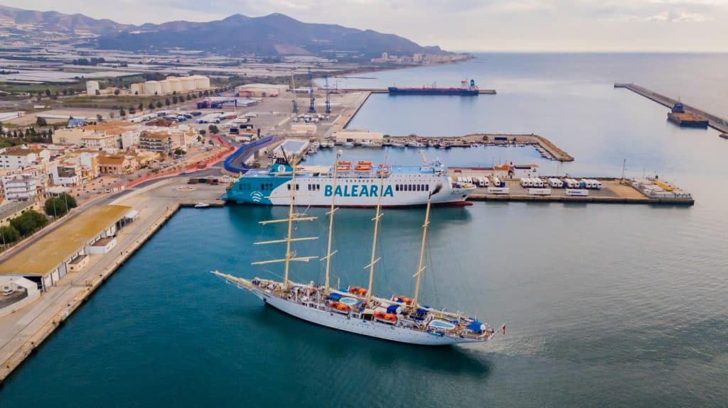 El lujoso Star Clipper hace escala en el Puerto de Motril
