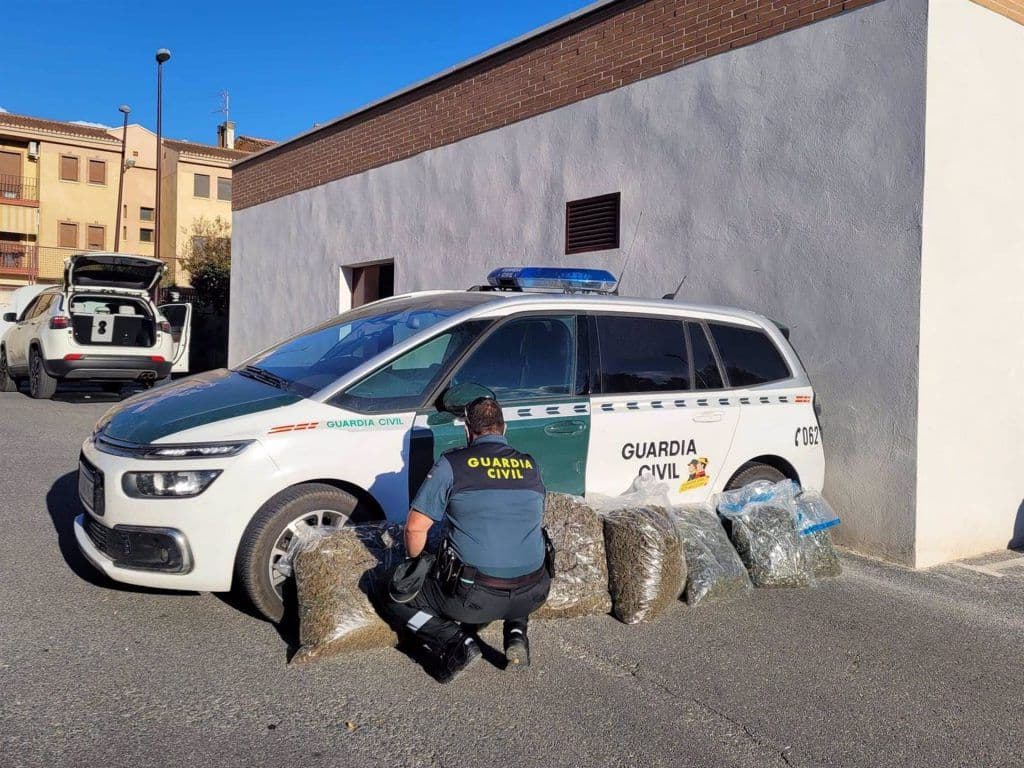 Desmantelados dos puntos de venta de droga al menudeo de dos hermanos en Castell de Ferro