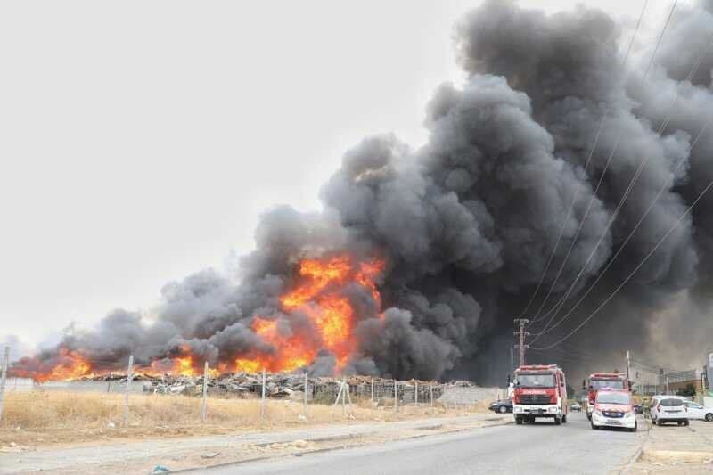 Al menos cuatro naves afectadas tras el incendio declarado en un polígono industrial en La Rinconada