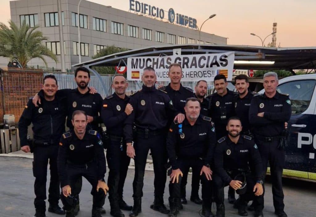 El primer grupo de policías locales de Motril vuelve a casa: «cansados pero muy satisfechos por la labor desarrollada en Valencia»