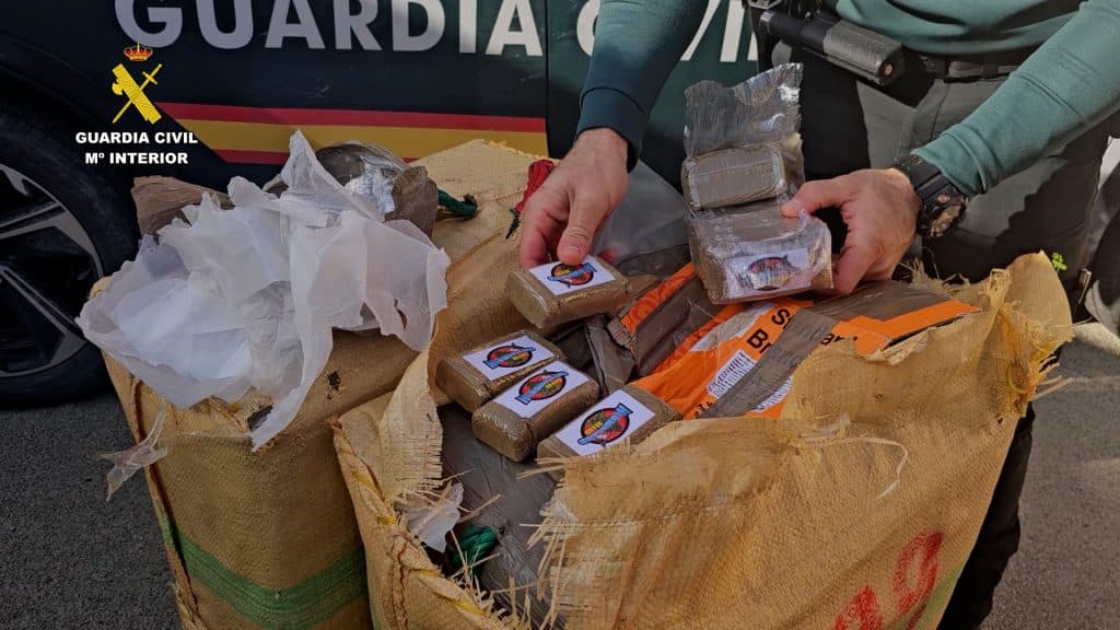 Incautada una tonelada de hachís en la costa de El Ejido (Almería)