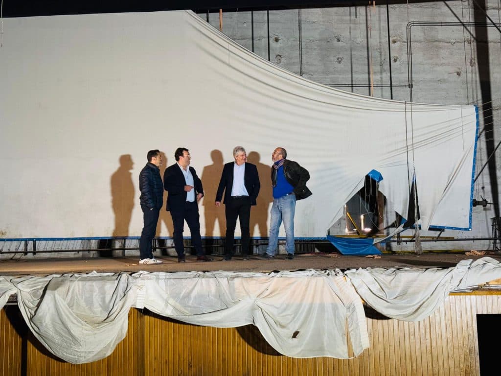 Se procede a la limpieza interior del emblemático Coliseo Viñas de Motril