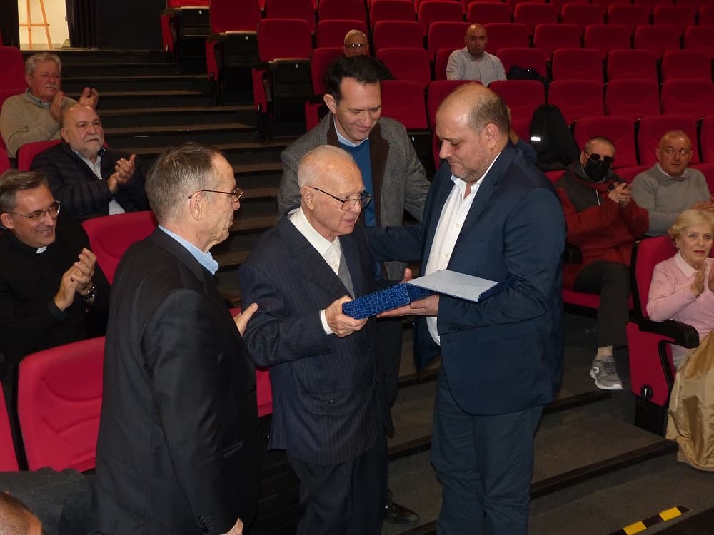 SALOBREÑA ENTREGA SUS DISTINCIONES HONORÍFICAS