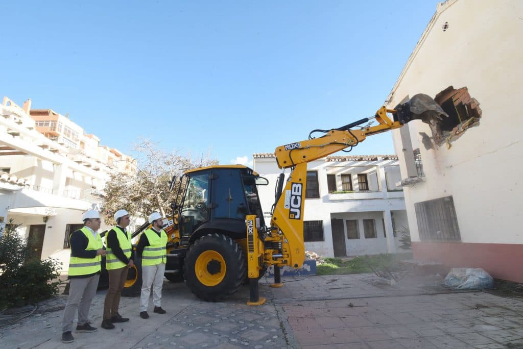 Diputación inicia la demolición del antiguo complejo Turismo Tropical en Almuñécar