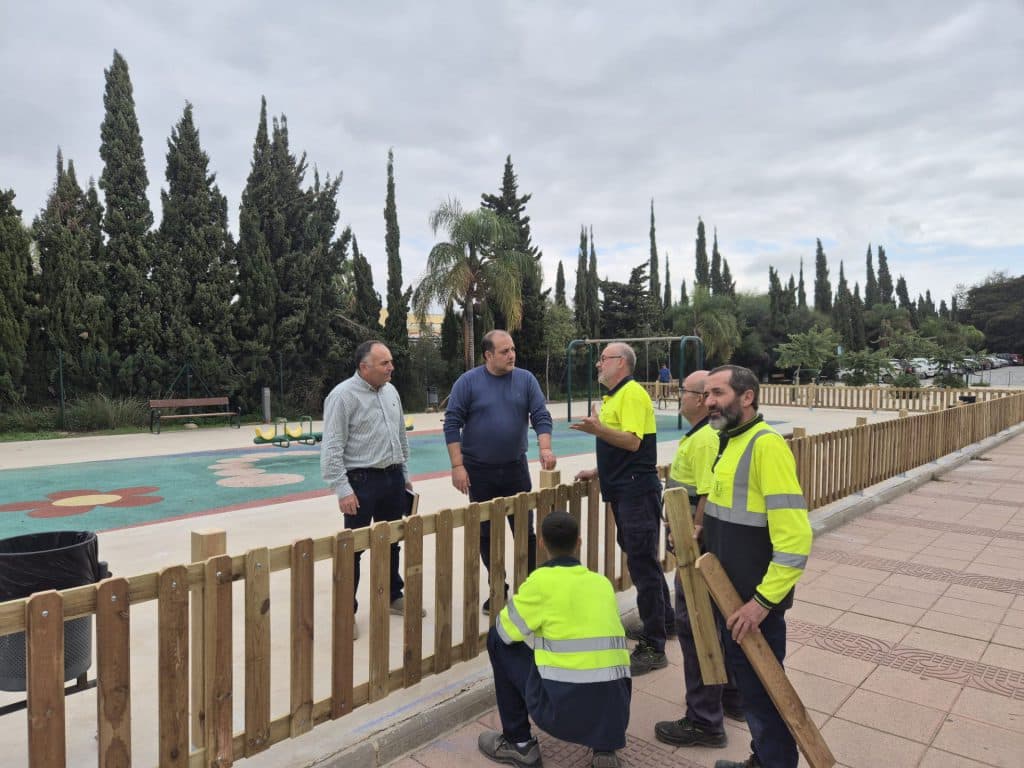 Las áreas de juego de los parques salobreñeros se dotarán con vallas de madera para garantizar la seguridad de los pequeños