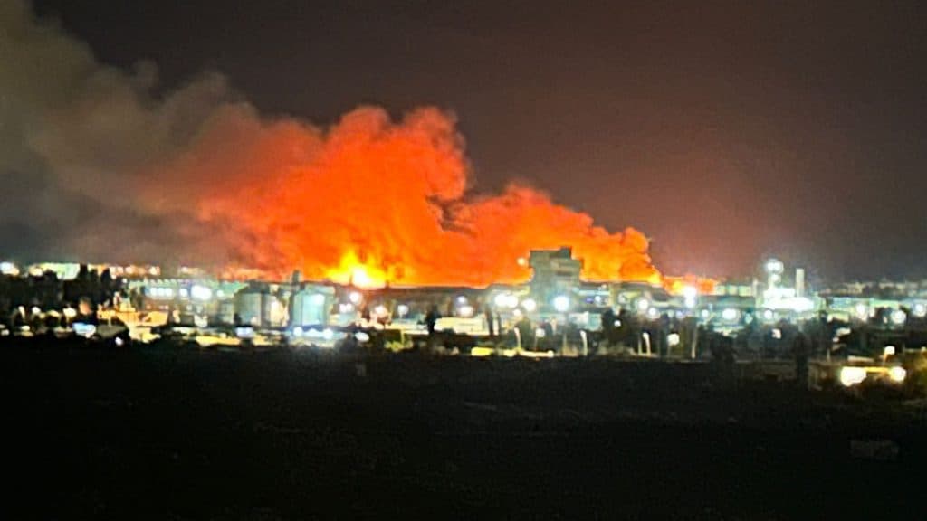 El incendio de Las Algaidas en Motril provoca el desalojo de 90 personas de un camping