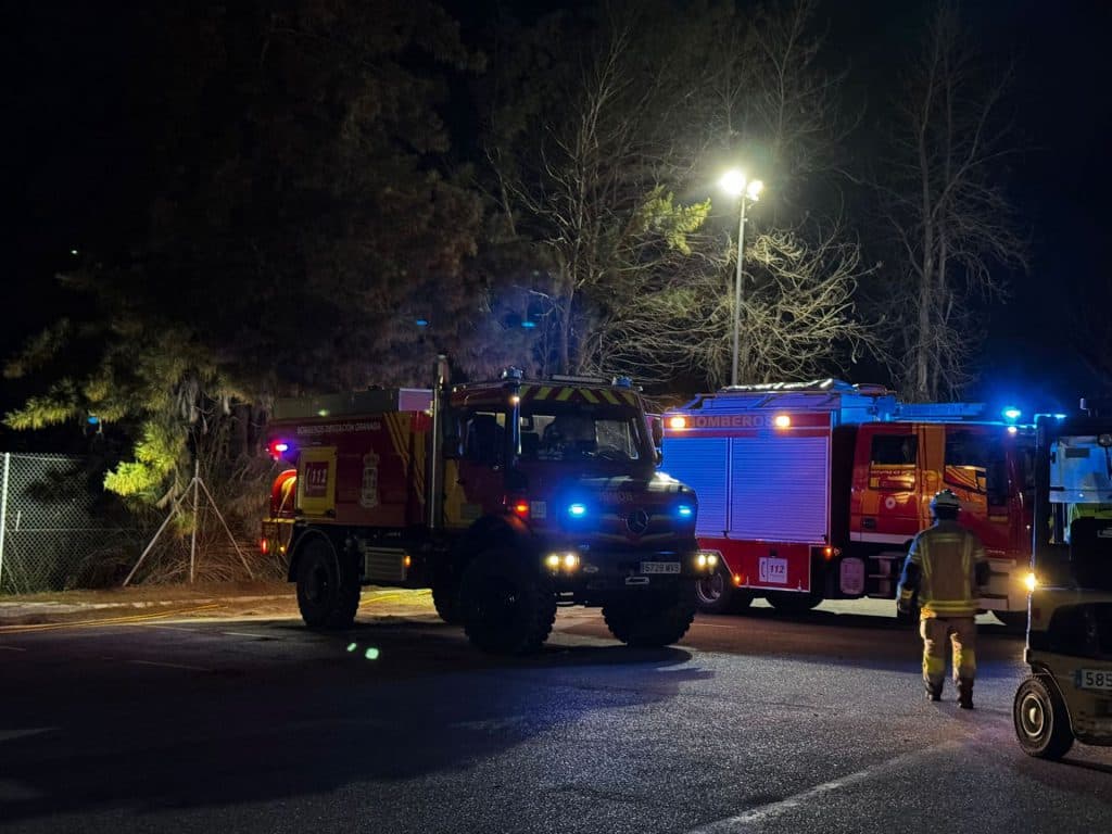 El viento ha reavivado el incendio en Motril, que ha quemado más de 10 hectáreas y sigue sin estar controlado
