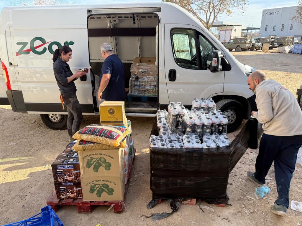 Los Empresarios de Playas de la Costa Tropical reparten un furgón de juguetes, comida para bebés, carros y otros artículos para los más pequeños de Paiporta