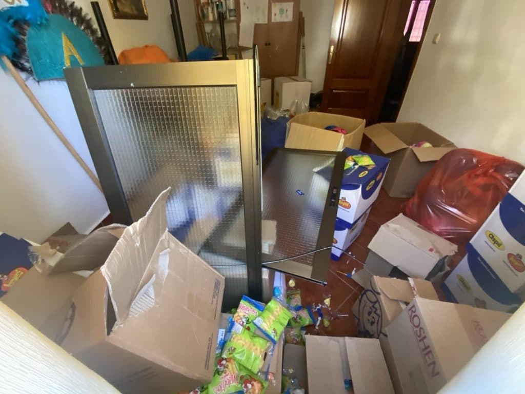 Fuerzan las ventanas del salón parroquial de la ermita de las Angustias de Motril y roban parte de los caramelos y juguetes preparados para repartir a los más pequeños del barrio