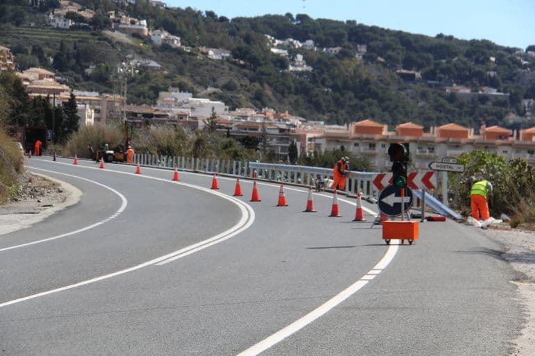 Conservación de Carreteras procederá la semana que viene a la limpieza de árboles de la avenida de Salobreña de Almuñécar